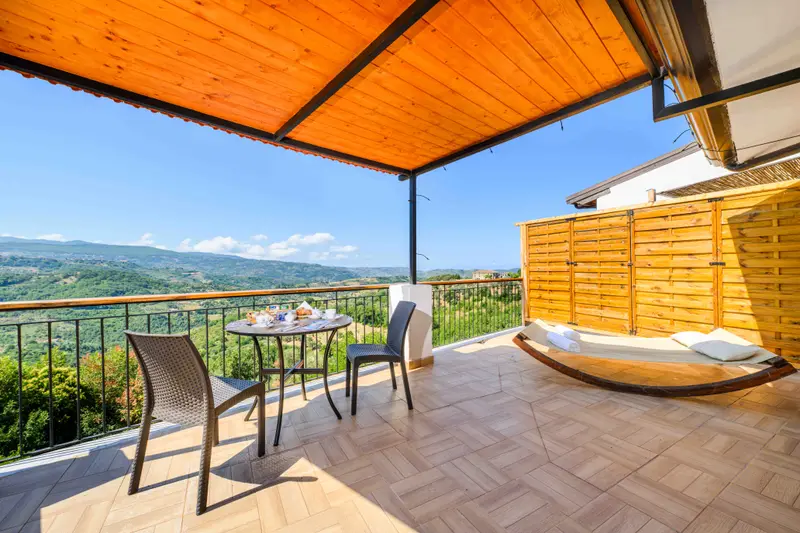Terrazza coperta con amaca e vista sulle colline