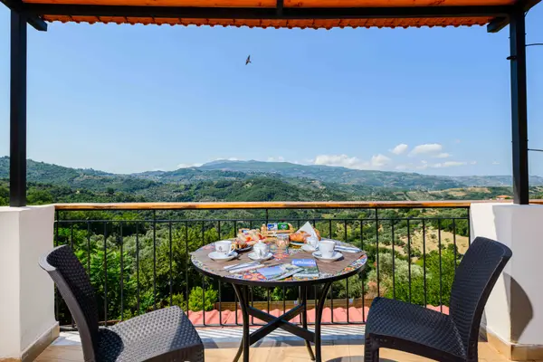 Camera matrimoniale panoramica con terrazza a Ca' del Borgo, Ogliastro Cilento – foto 5