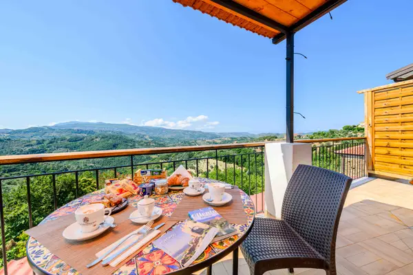 Camera matrimoniale panoramica con terrazza a Ca' del Borgo, Ogliastro Cilento – foto 6