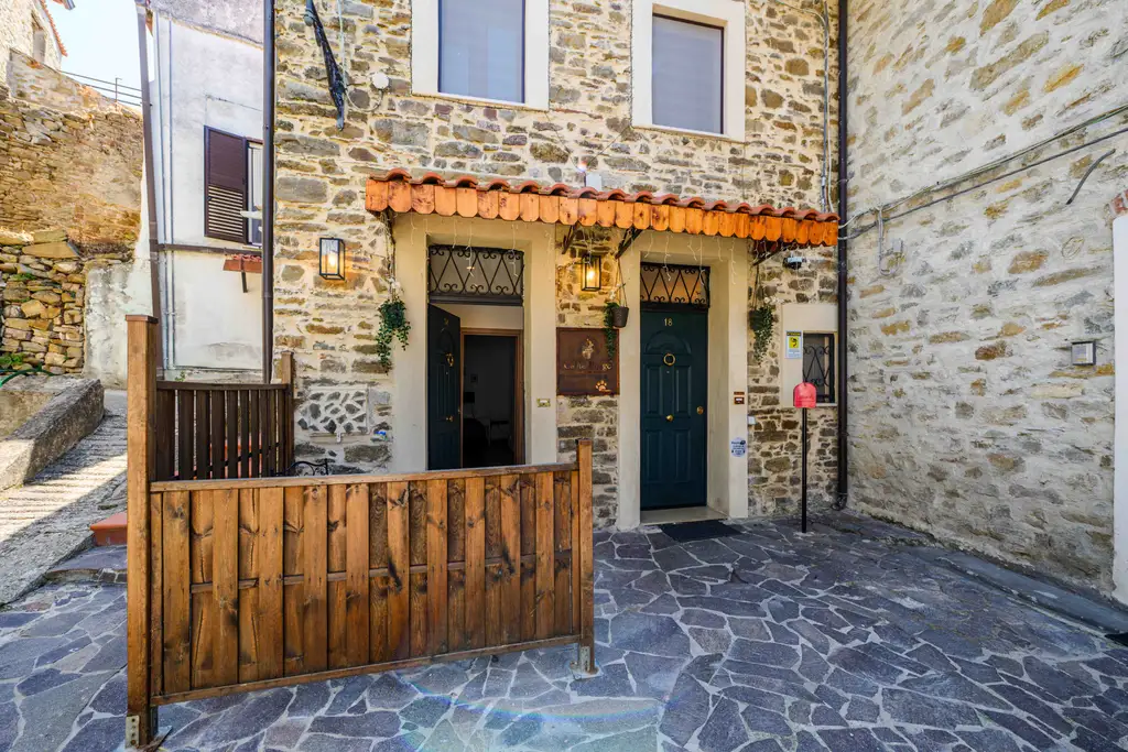 Facciata in pietra di Ca' del Borgo