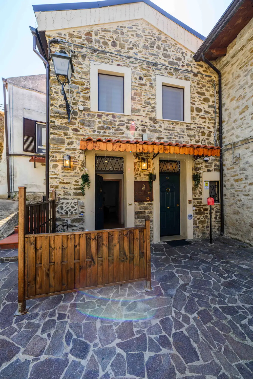 L'ingresso di Ca' del Borgo nel borgo di Ogliastro Cilento
