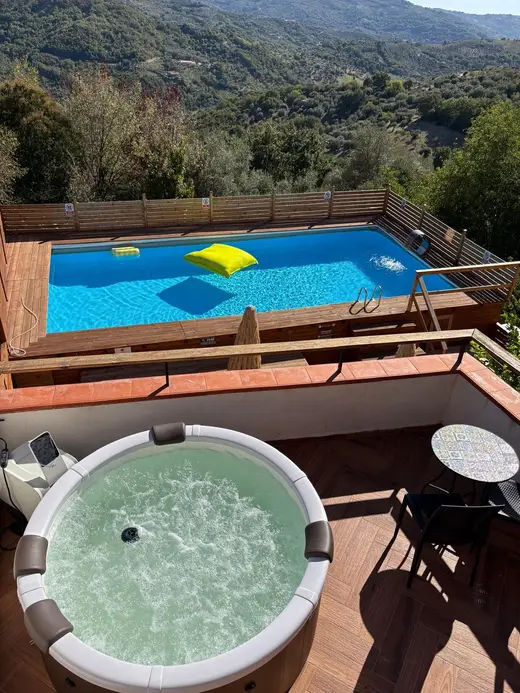 Idromassaggio in terrazza con la piscina e la vallata sullo sfondo