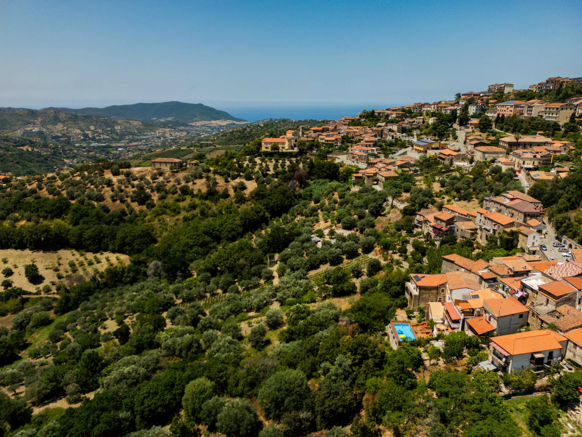 Ogliastro Cilento dall'alto: il borgo tra gli ulivi, Ca' del Borgo con la piscina e il mare all'orizzonte