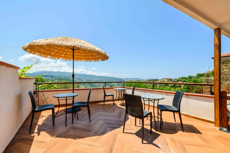 Terrazza panoramica con ombrellone di paglia