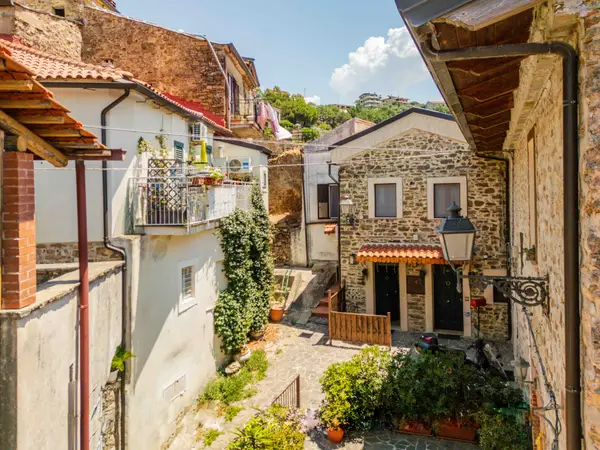 Vicolo del borgo intorno alla struttura