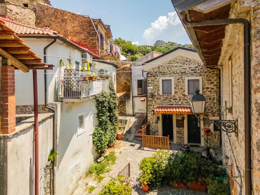 Un vicolo in pietra del centro storico di Ogliastro Cilento