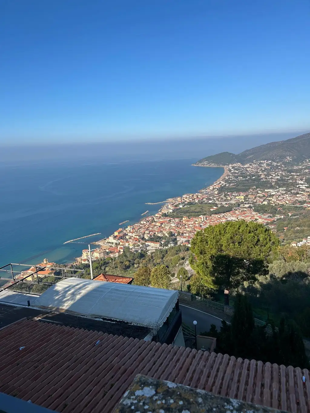 I tetti del borgo di Castellabate e la costa del Cilento