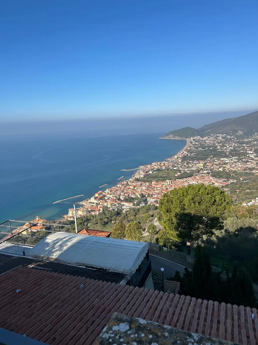 I tetti del borgo di Castellabate e, in basso, la costa di Santa Maria