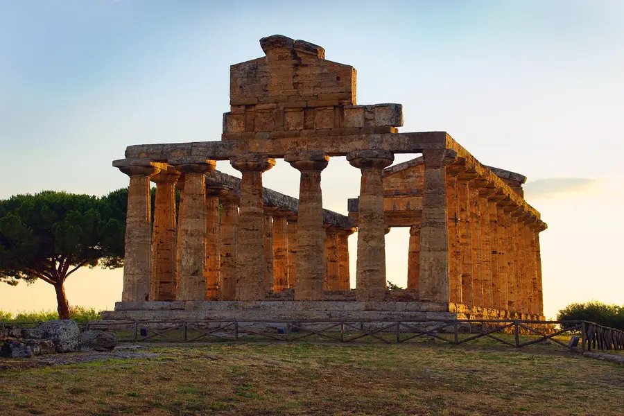 Un tempio dorico di Paestum al tramonto